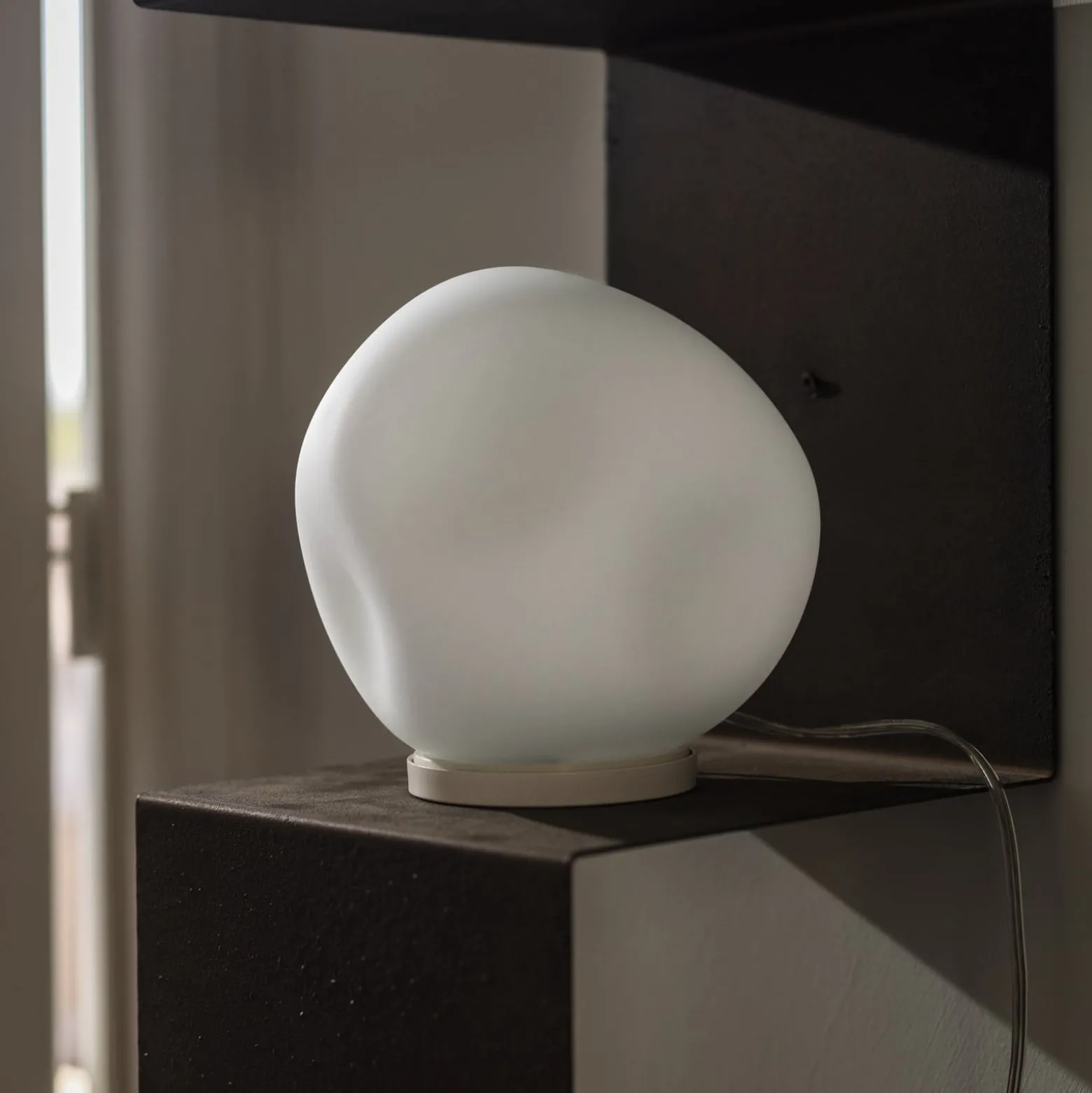 Foscarini pöytävalaisin Hoba Midi, Ø 19 cm, himmennettävä, lasi