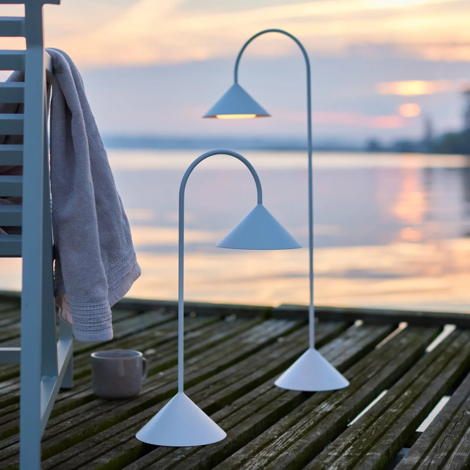 FRANDSEN LED-akkuinen lattiavalo Grasp, valkoinen, korkeus 72 cm, metalli
