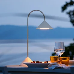 FRANDSEN LED-akkuinen lattiavalo Grasp, valkoinen, korkeus 72 cm, metalli