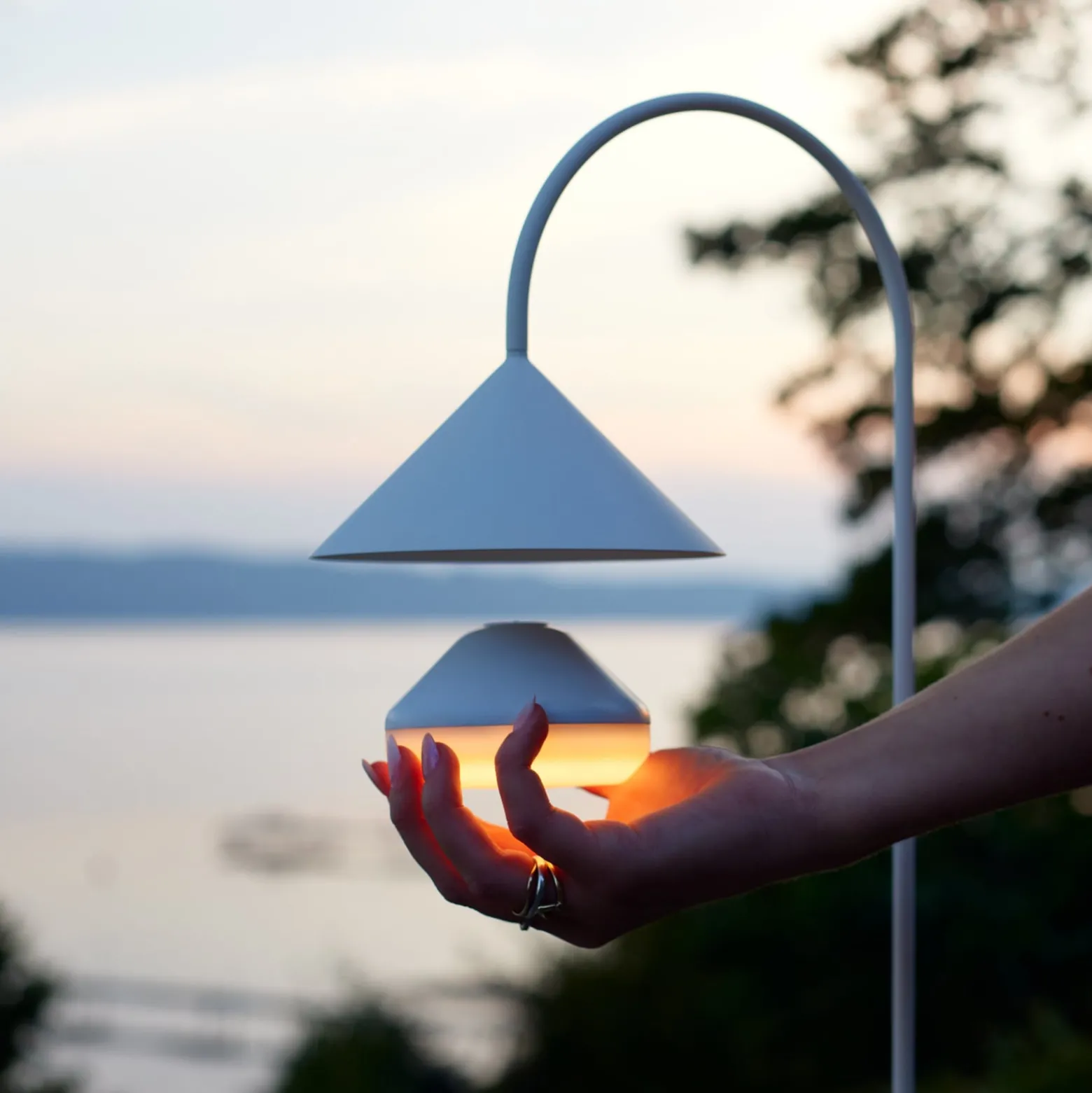FRANDSEN LED-akkuinen lattiavalo Grasp, valkoinen, korkeus 72 cm, metalli