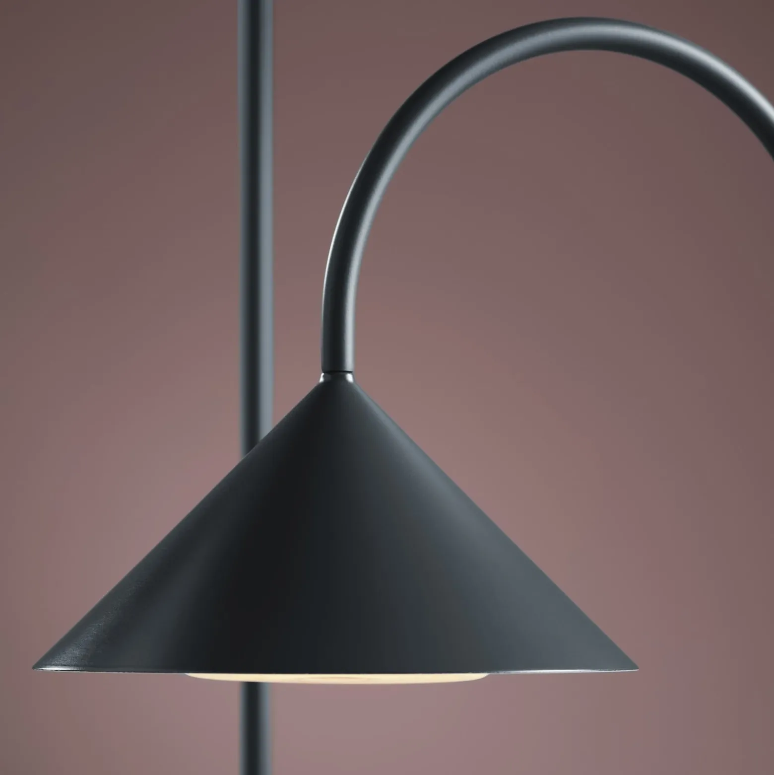 FRANDSEN LED-akkukäyttöinen pöytälamppu Grasp, petrol, 47 cm, metalli