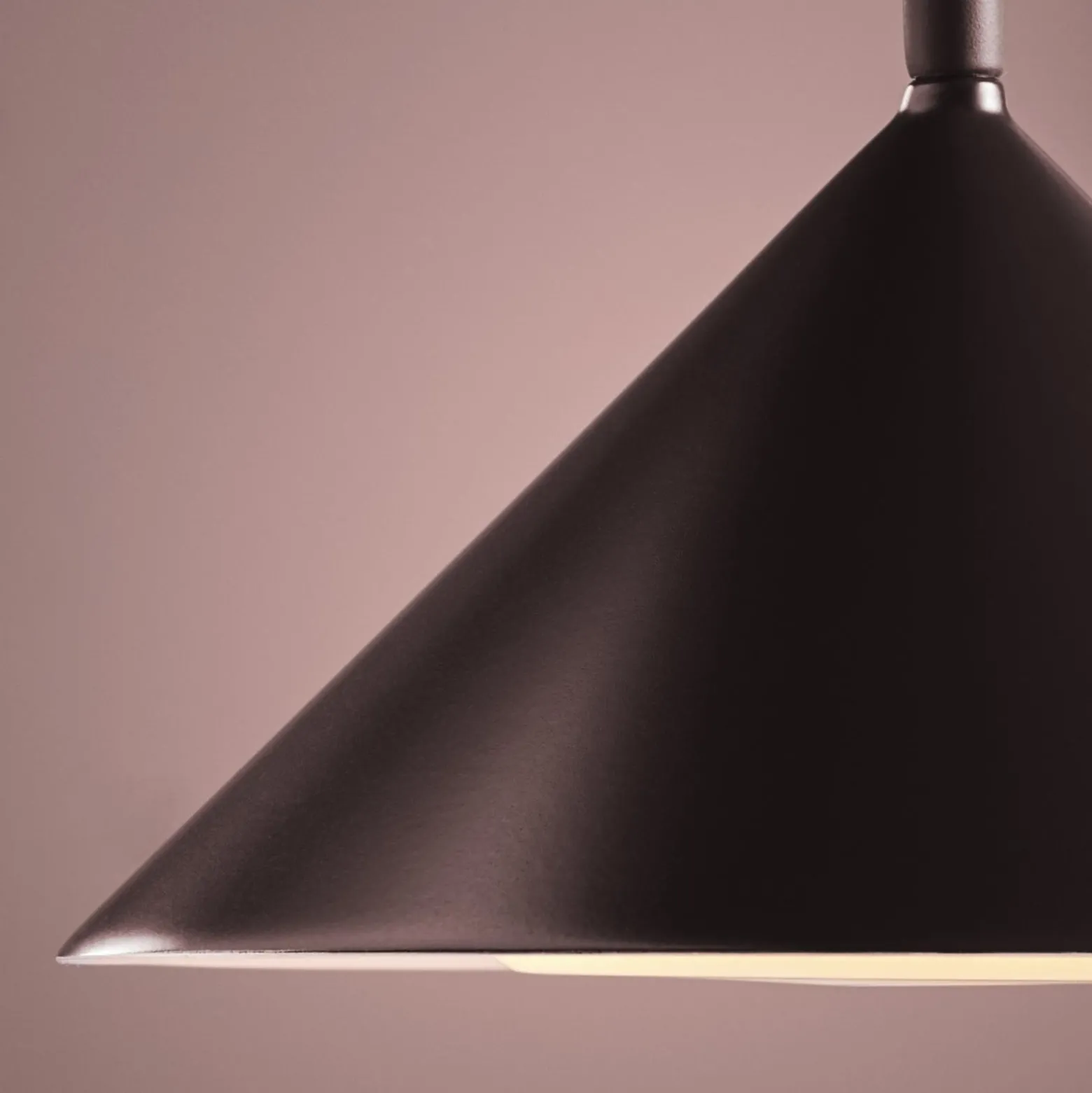 FRANDSEN LED-akkukäyttöinen pöytälamppu Grasp, punainen, korkeus 47 cm, metalli