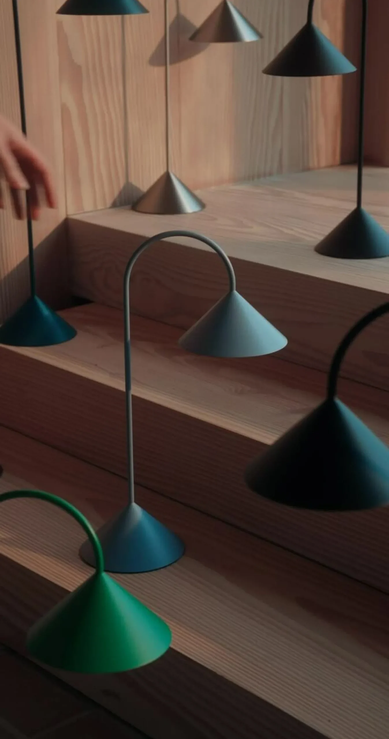 FRANDSEN LED-akkukäyttöinen pöytälamppu Grasp, punainen, korkeus 47 cm, metalli