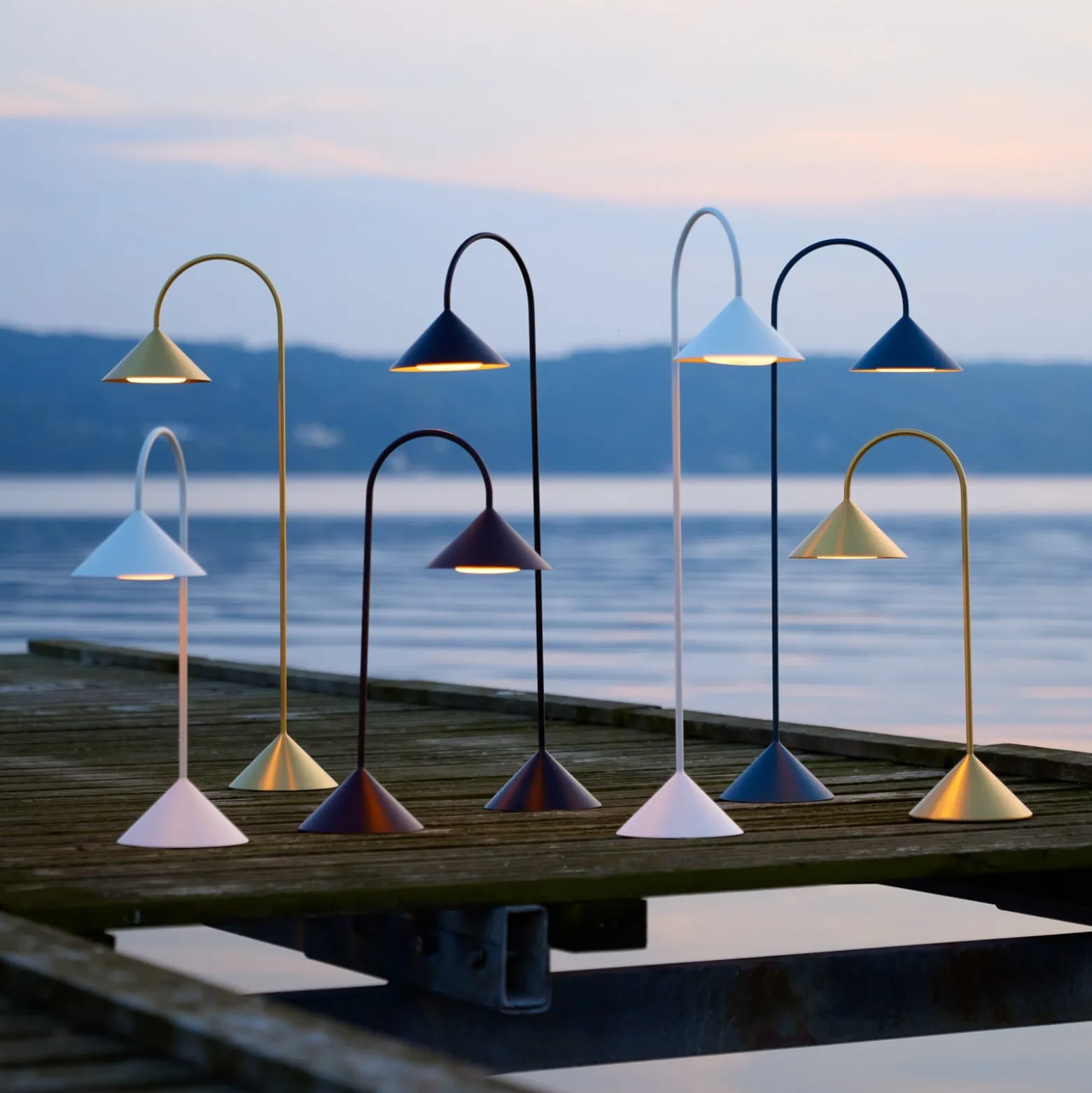 FRANDSEN LED-akkukäyttöinen pöytälamppu Grasp, punainen, korkeus 47 cm, metalli