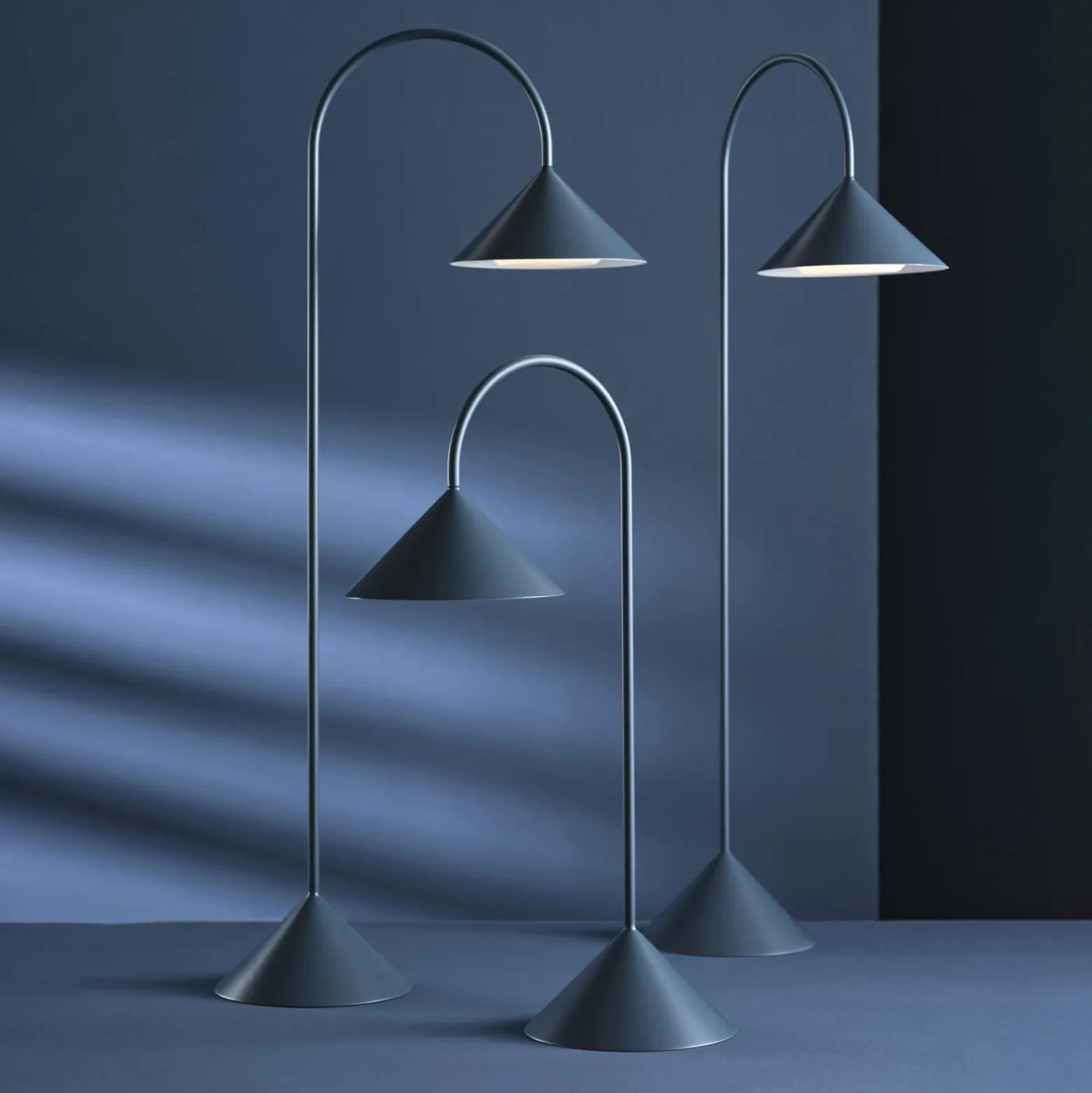 FRANDSEN LED-akku-lattiavalo Grasp, petrol, 72 cm, metalli