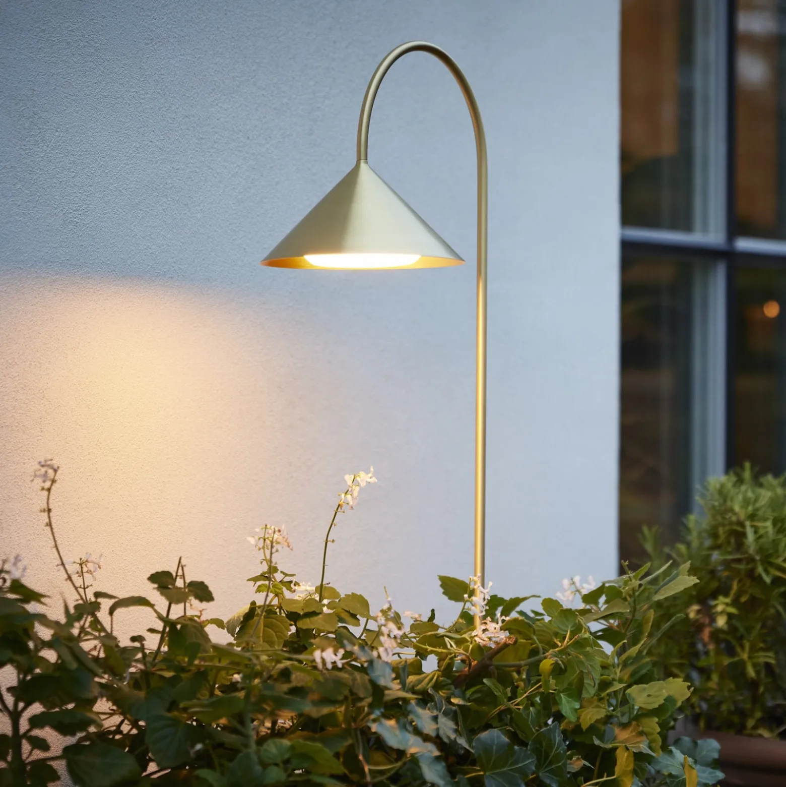 FRANDSEN LED-maapiikkivalo Grasp, messinkivärinen, 82 cm, IP44