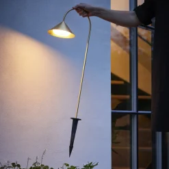 FRANDSEN LED-maapiikkivalo Grasp, messinkivärinen, 82 cm, IP44