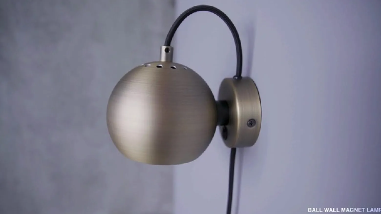FRANDSEN seinävalaisin Ball Magnet, messinginvärinen antiikki