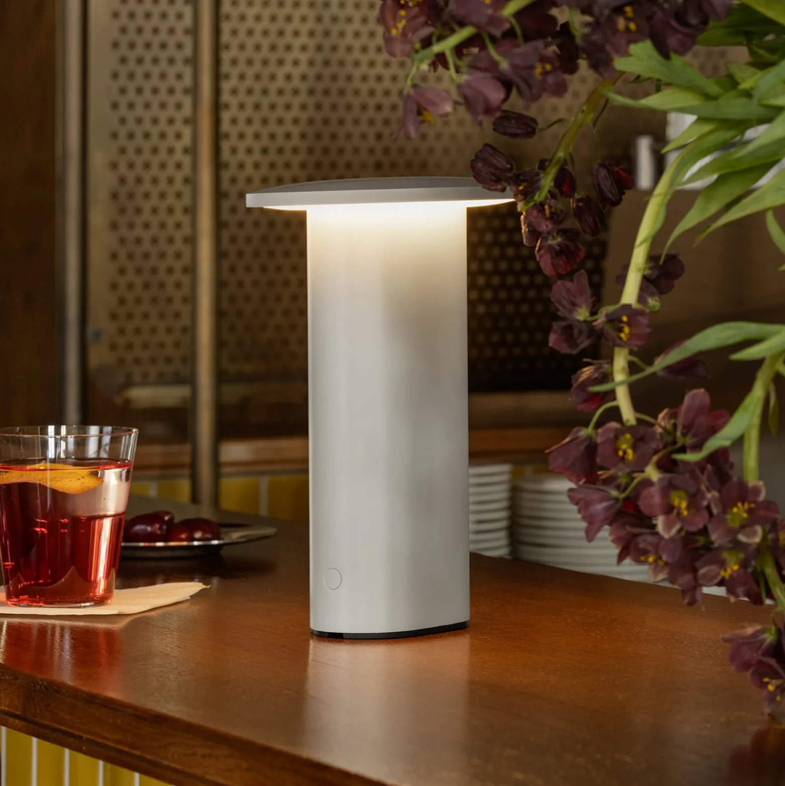 Fritz Hansen LED-akkukäyttöinen pöytävalaisin Solae, harmaa, alumiini, IP44