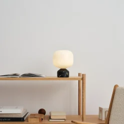 GEJST LED-akkukäyttöinen pöytälamppu Meemo, musta marmori, lasi, USB
