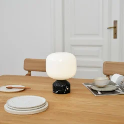 GEJST LED-akkukäyttöinen pöytälamppu Meemo, musta marmori, lasi, USB