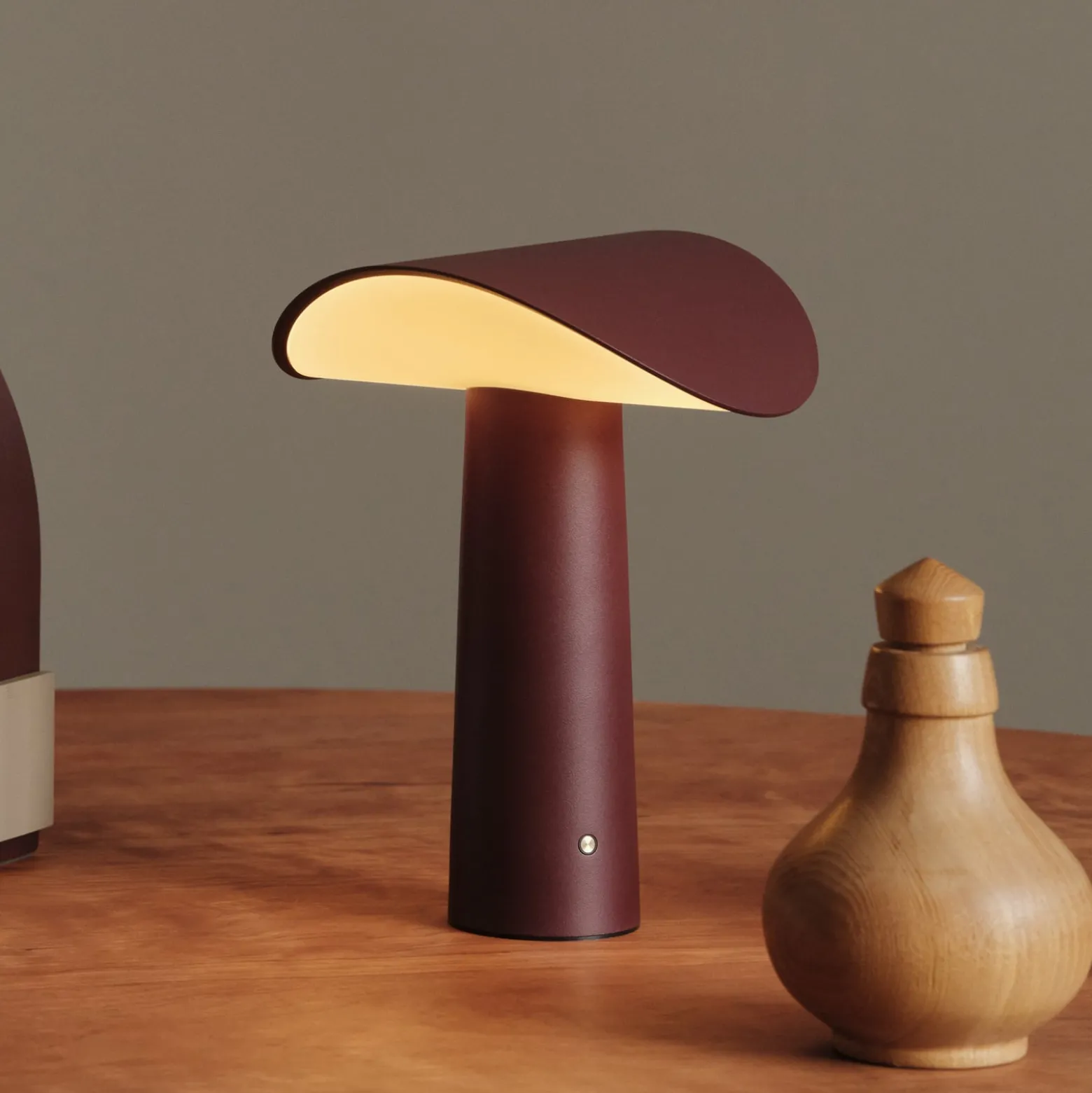 GEJST LED-akkukäyttöinen pöytävalaisin Lium, viininpunainen, 2700 K, USB