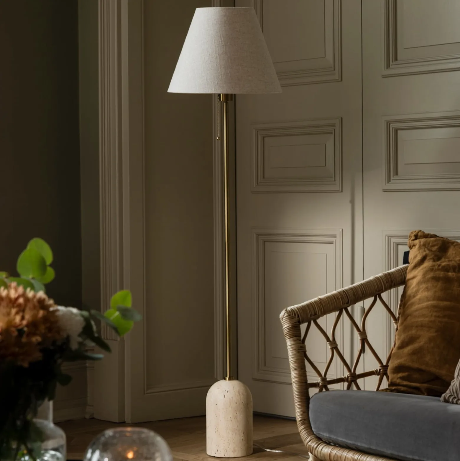 Globen Lighting Gino-maavalaisin, jalka travertiini, beige, 145 cm