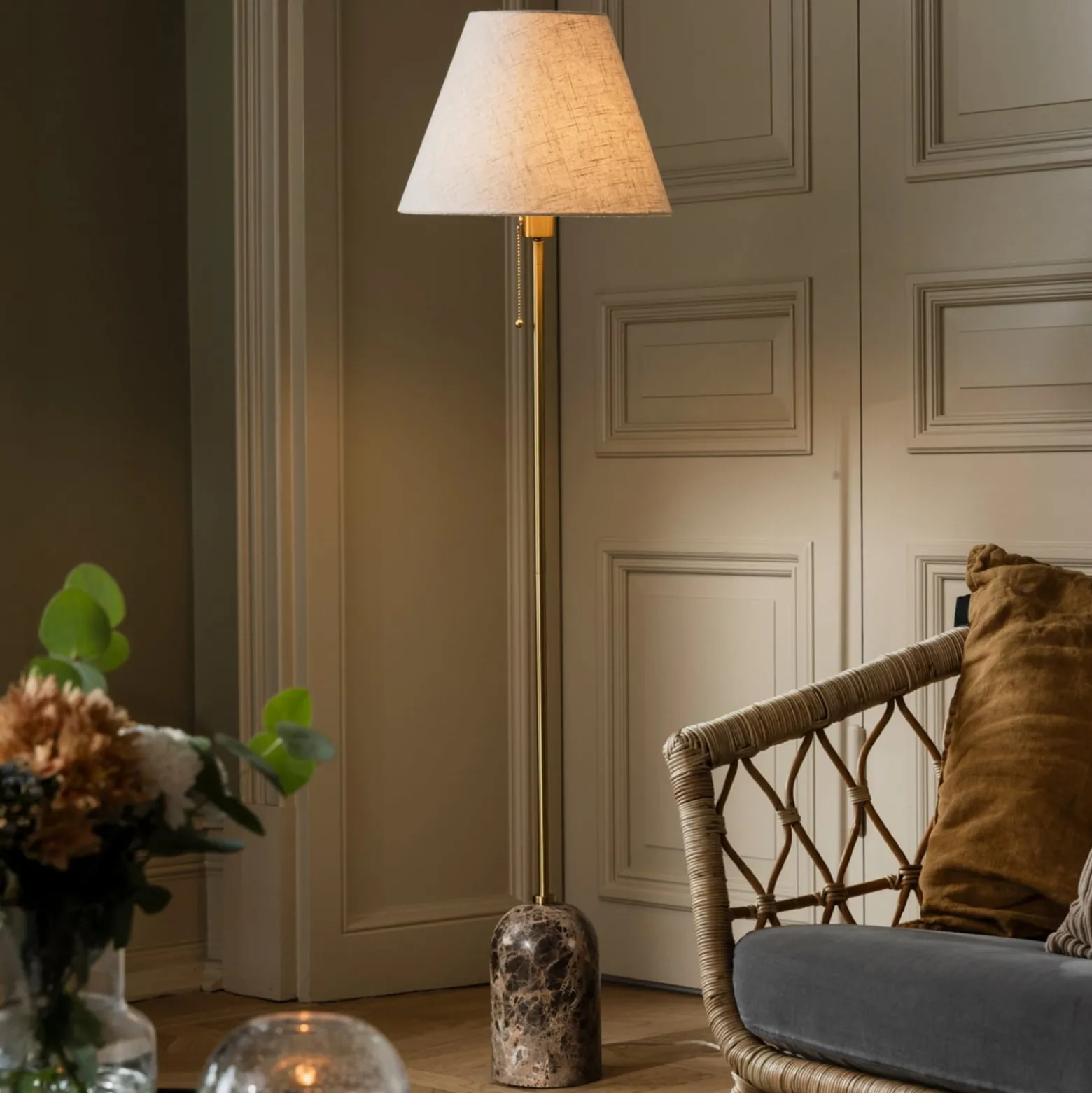 Globen Lighting lattiavalaisin Gino, jalka marmori, beige, 145 cm