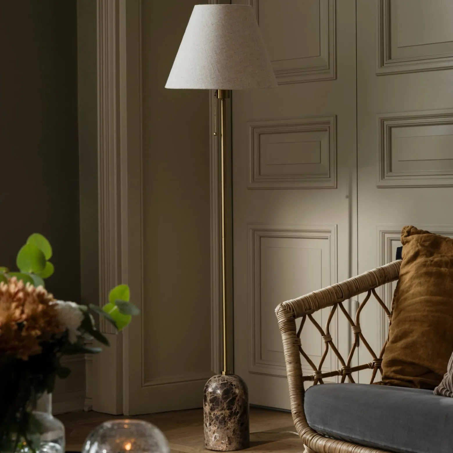 Globen Lighting lattiavalaisin Gino, jalka marmori, beige, 145 cm