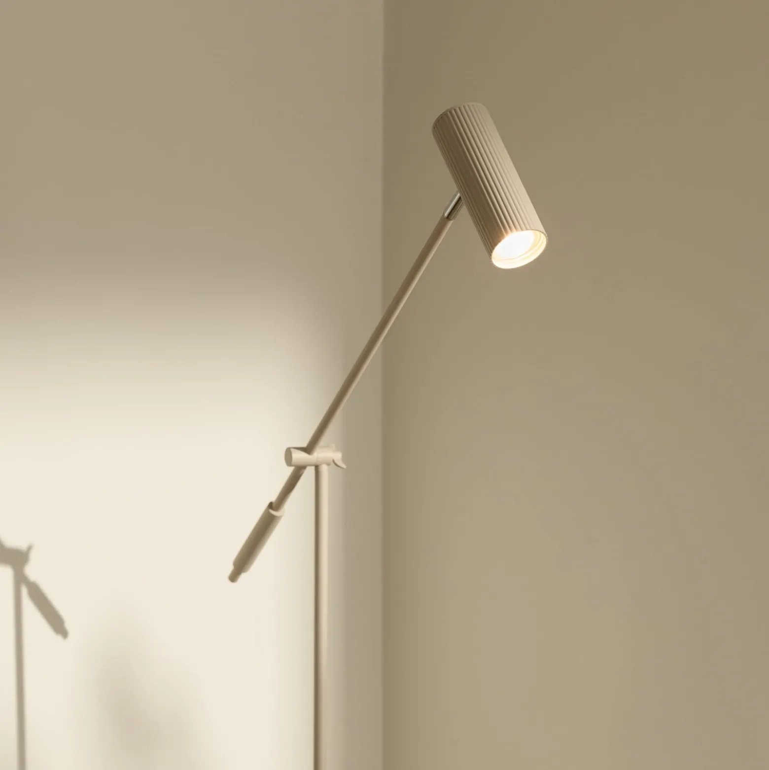 Globen Lighting lattiavalaisin Hubble READ, beige, metalli