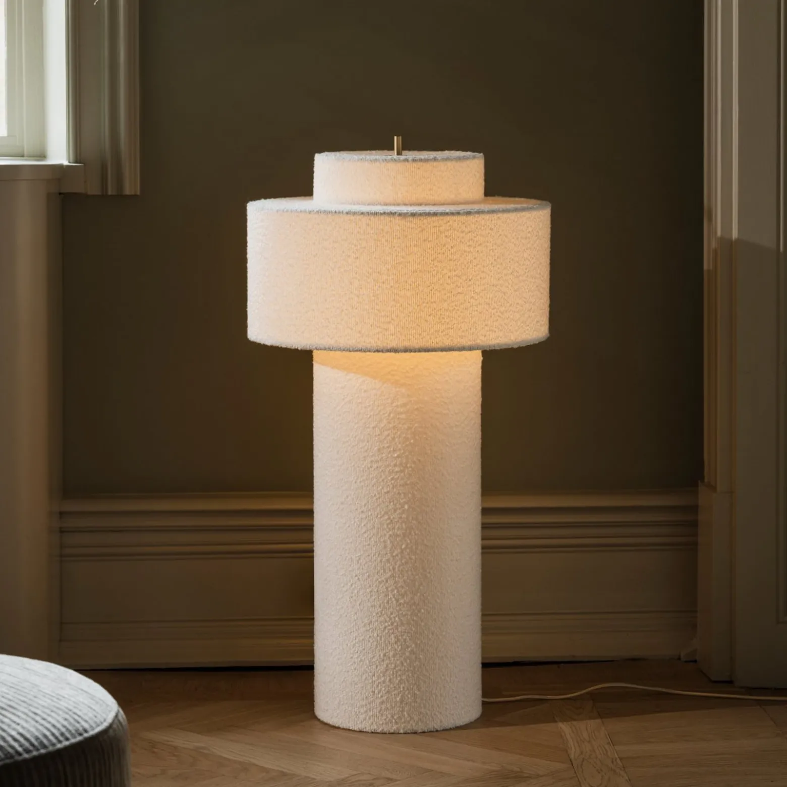 Globen Lighting Noah-lattiavalaisin, valkoinen, korkeus 88 cm, tekstiili