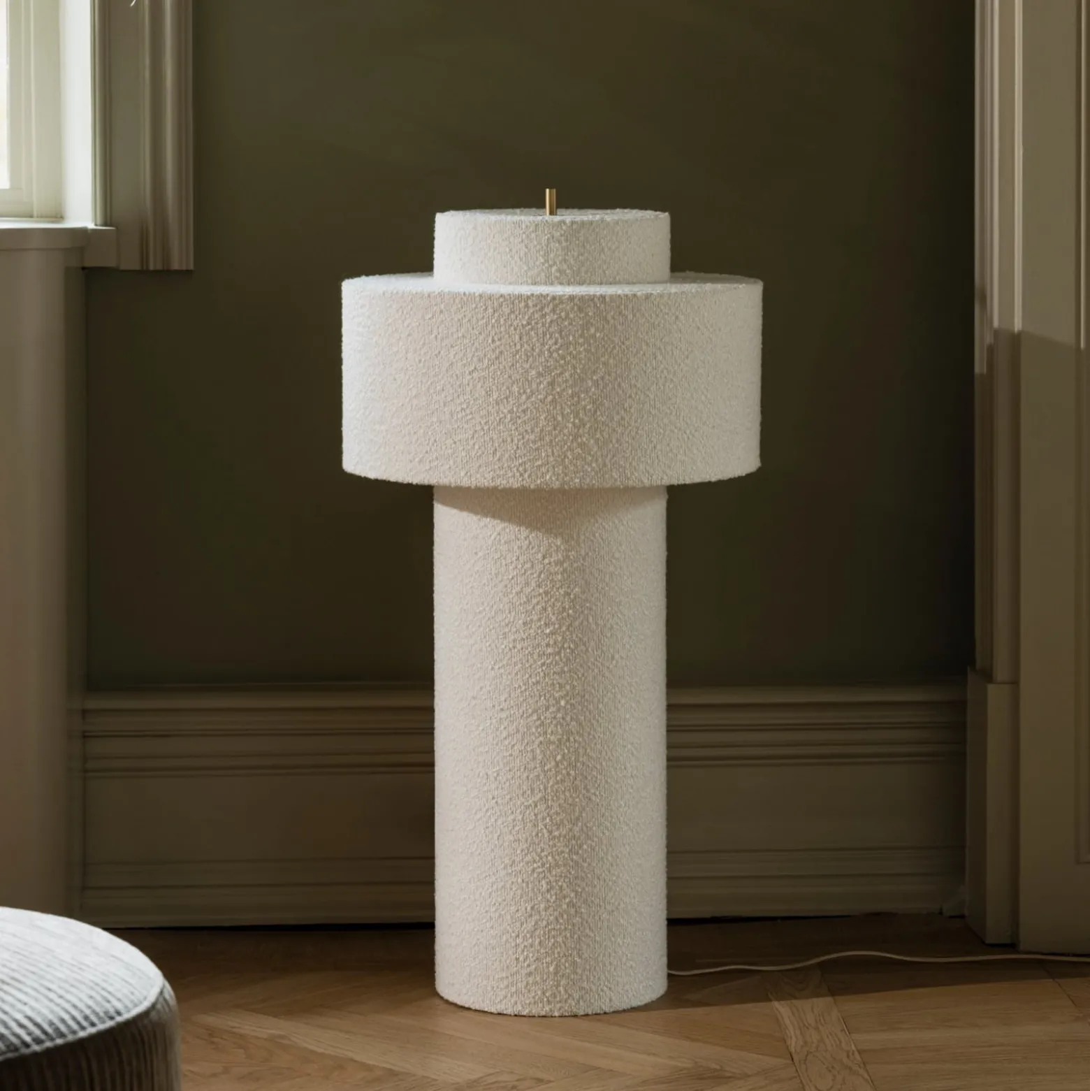 Globen Lighting Noah-lattiavalaisin, valkoinen, korkeus 88 cm, tekstiili