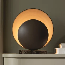 Globen Lighting pöytälamppu ORBIT, ruskea, korkeus 32 cm, marmorijalka