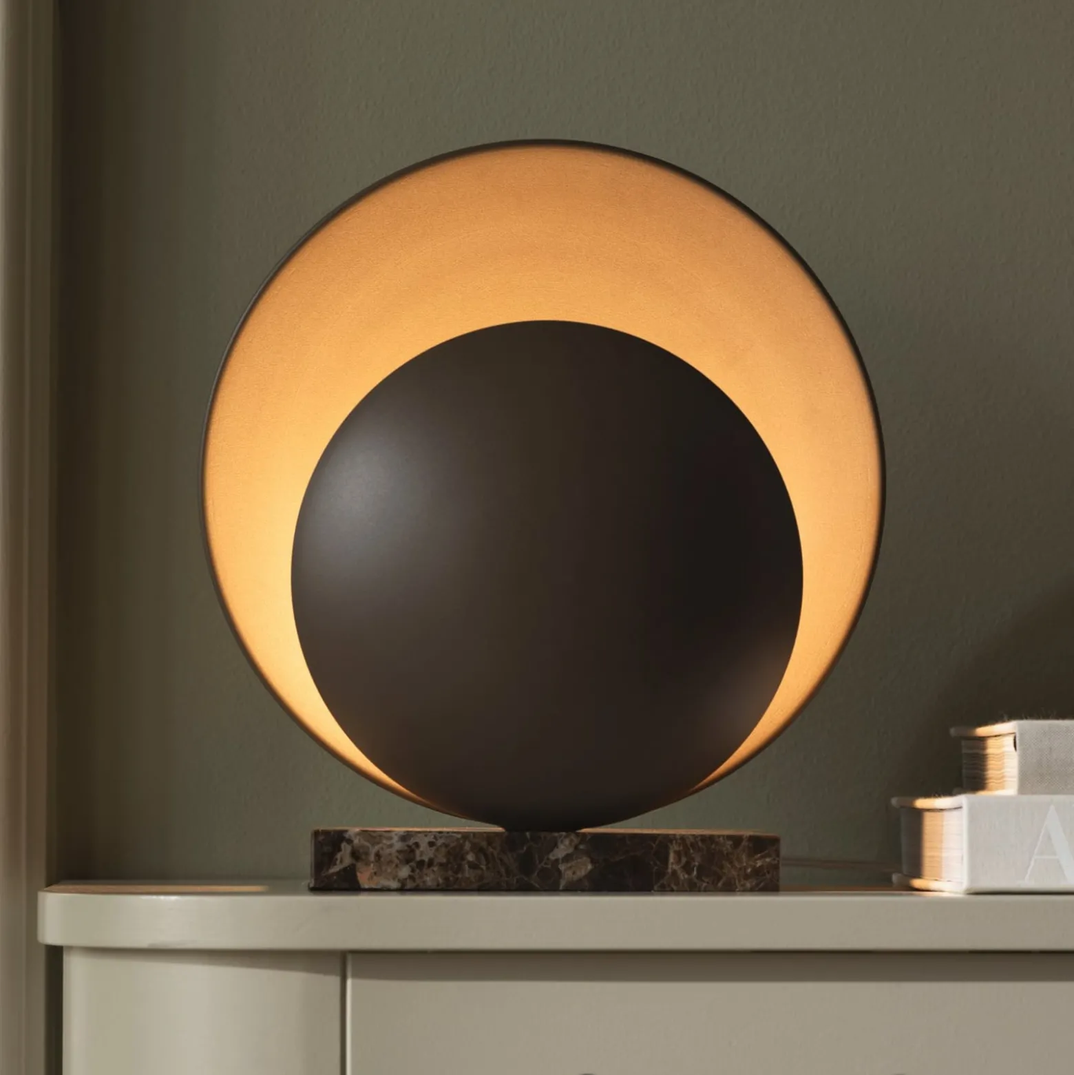 Globen Lighting pöytälamppu ORBIT, ruskea, korkeus 32 cm, marmorijalka