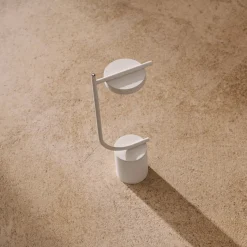 Grupa LED-akkukäyttöinen pöytälamppu Igram, valkoinen, 40 cm, IP44