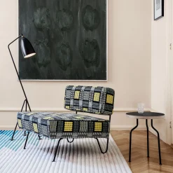 GUBI Gräshoppa kolmijalkainen lattiavalaisin, musta