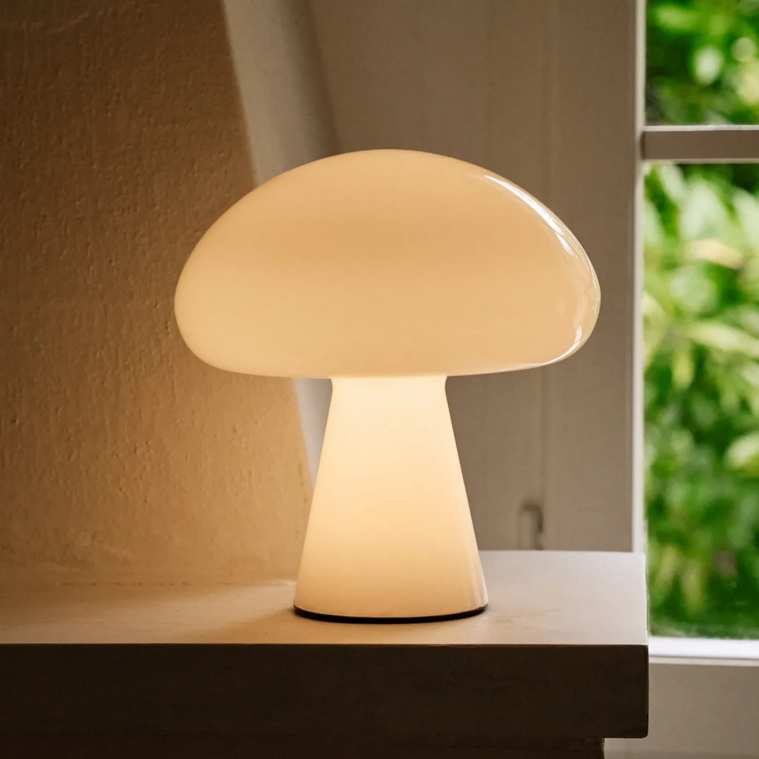 Gubi LED-akkukäyttöinen pöytävalaisin Obello, helmenvalkoinen, IP44, lasi