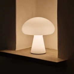 Gubi LED-akkukäyttöinen pöytävalaisin Obello, helmenvalkoinen, IP44, lasi