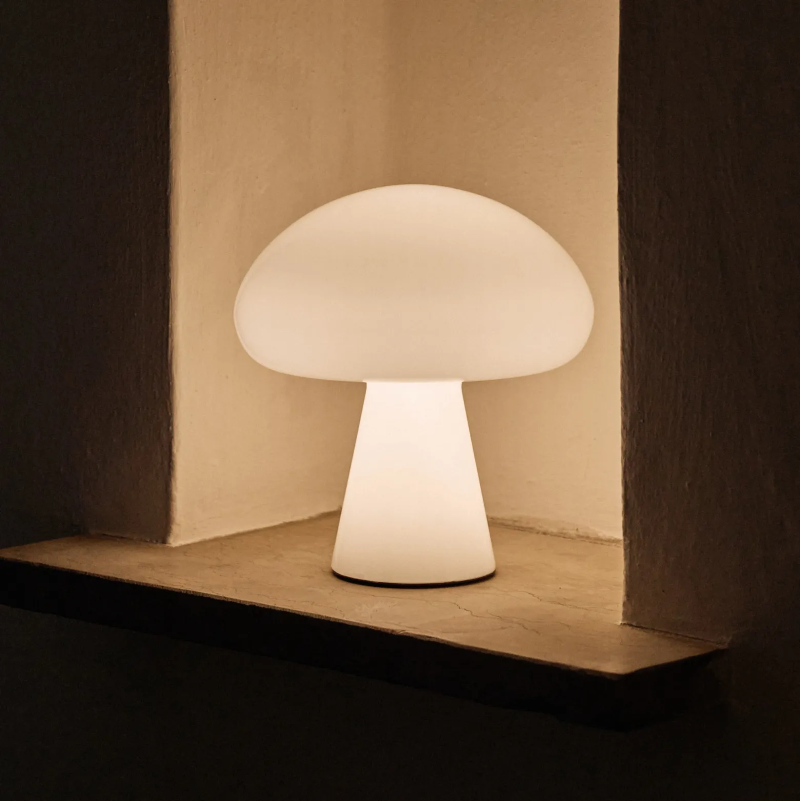 Gubi LED-akkukäyttöinen pöytävalaisin Obello, helmenvalkoinen, IP44, lasi