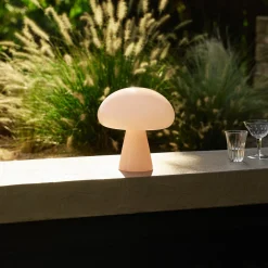 Gubi LED-akkukäyttöinen pöytävalaisin Obello, puuterinpunainen, IP44, lasi