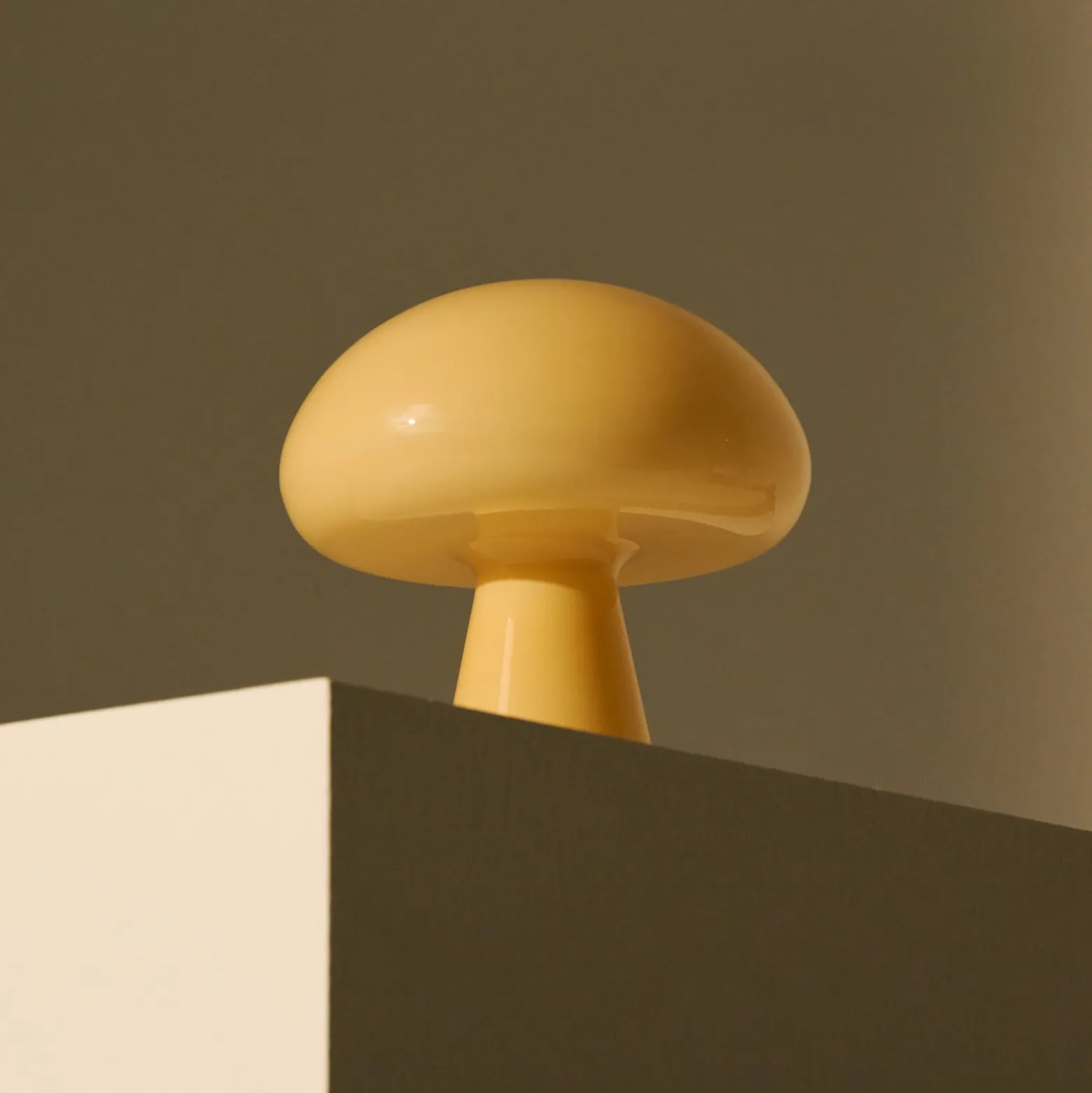 Gubi LED-akkukäyttöinen pöytävalaisin Obello, vaaleankeltainen, IP44, lasi