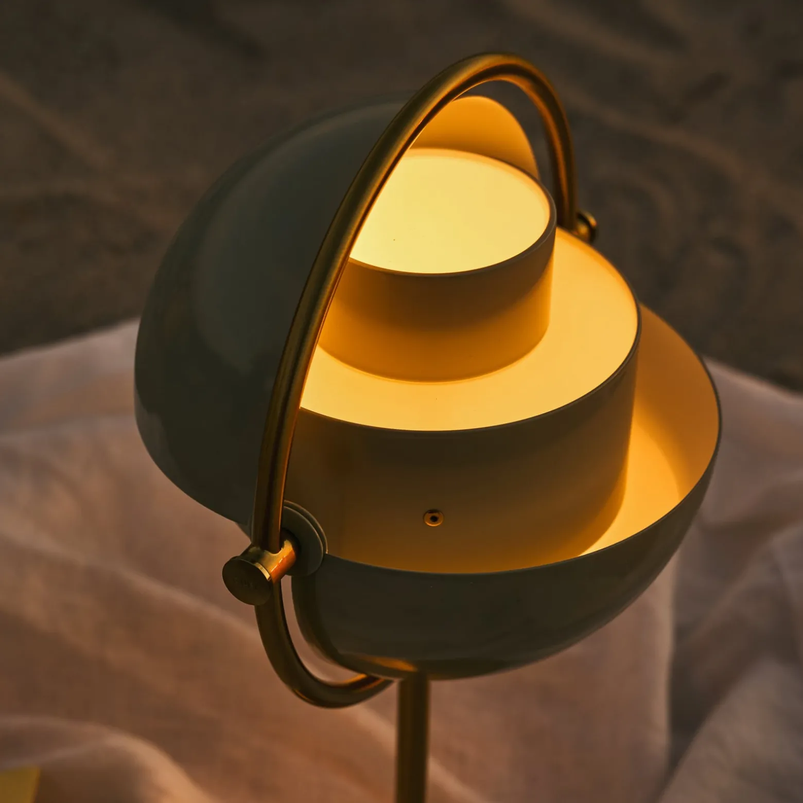 GUBI Multi-Lite -akkukäyttöinen pöytävalaisin, messinki/harmaa, 30 cm