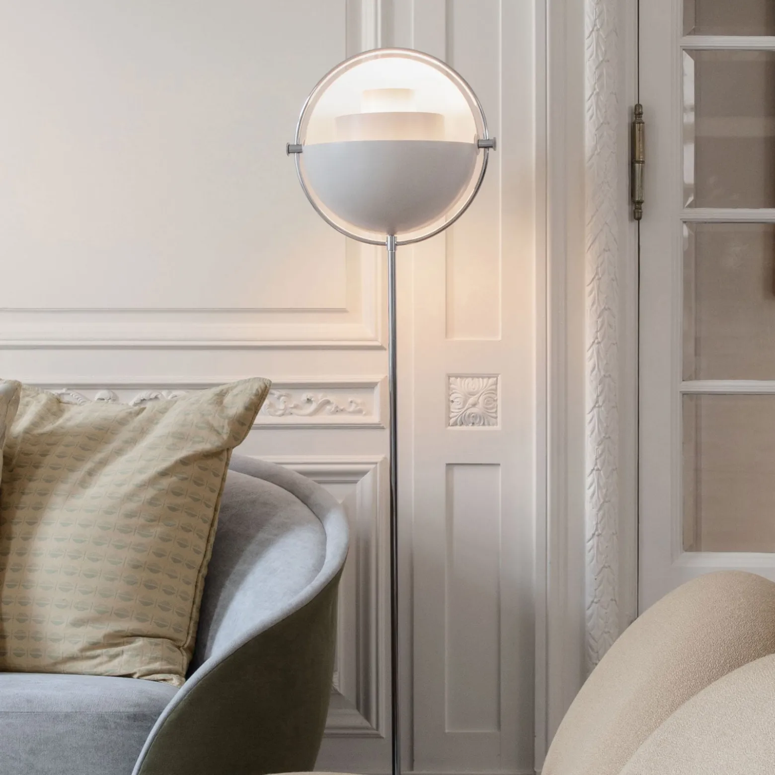 GUBI Multi-Lite lattiavalaisin, korkeus 148 cm, kromi/valkoinen
