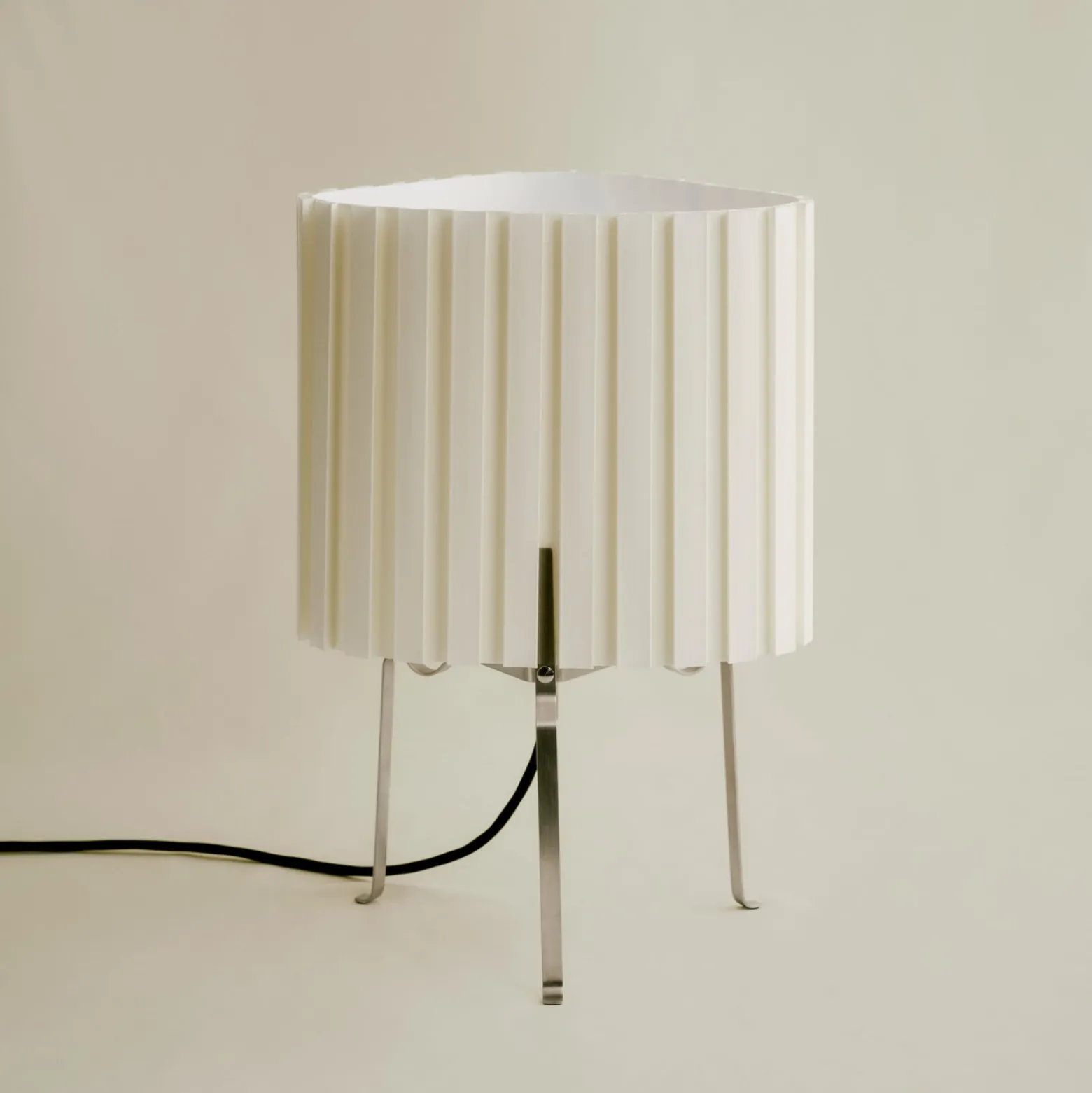 HAY-pöytälamppu Canelé, valkoinen, korkeus 37 cm, E14, tekstiili