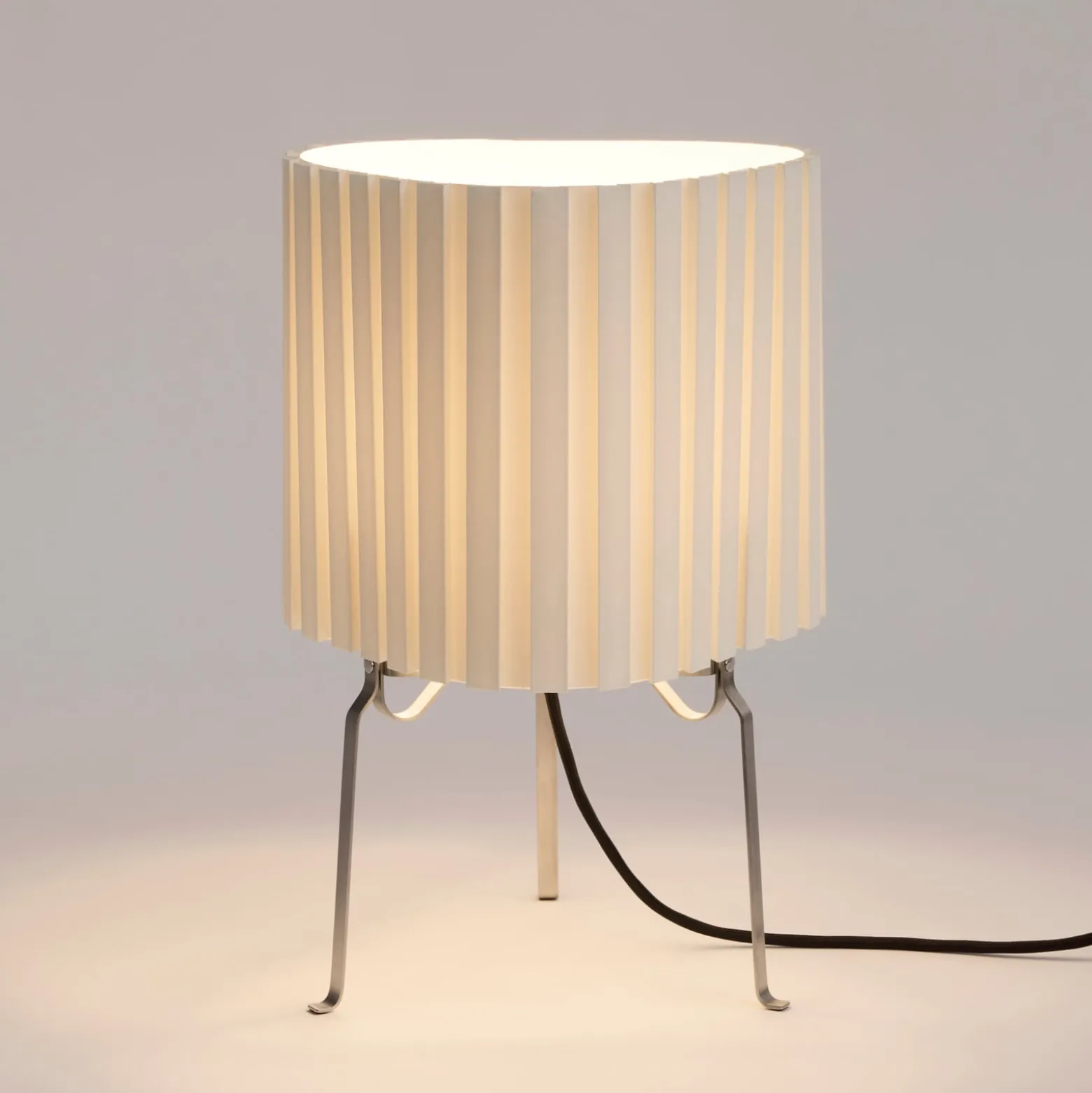 HAY-pöytälamppu Canelé, valkoinen, korkeus 37 cm, E14, tekstiili
