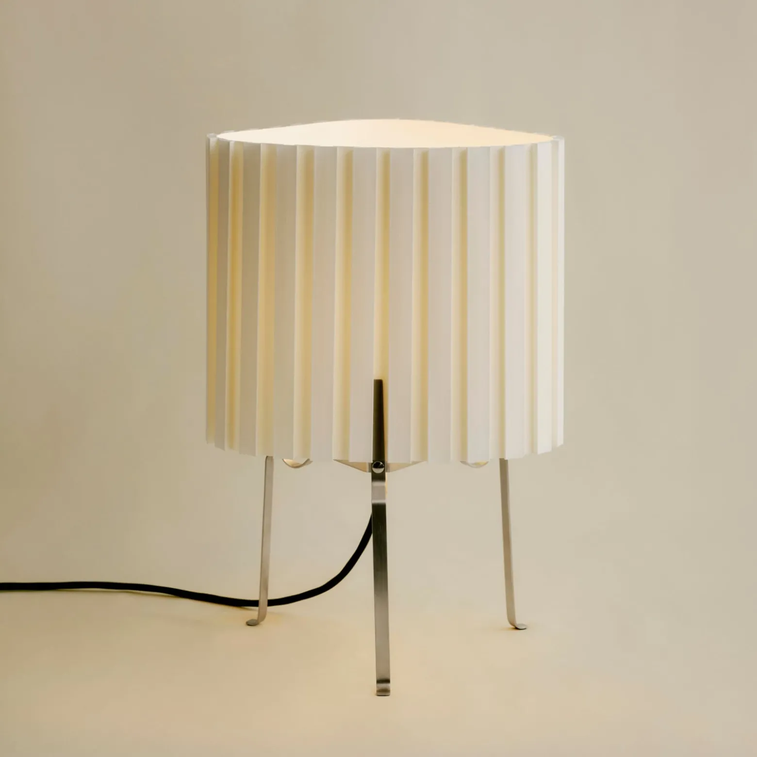 HAY-pöytälamppu Canelé, valkoinen, korkeus 37 cm, E14, tekstiili