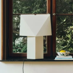 HAY pöytävalaisin Aplat, korkeus 44 cm, valkoinen, silkkipaperi, E14
