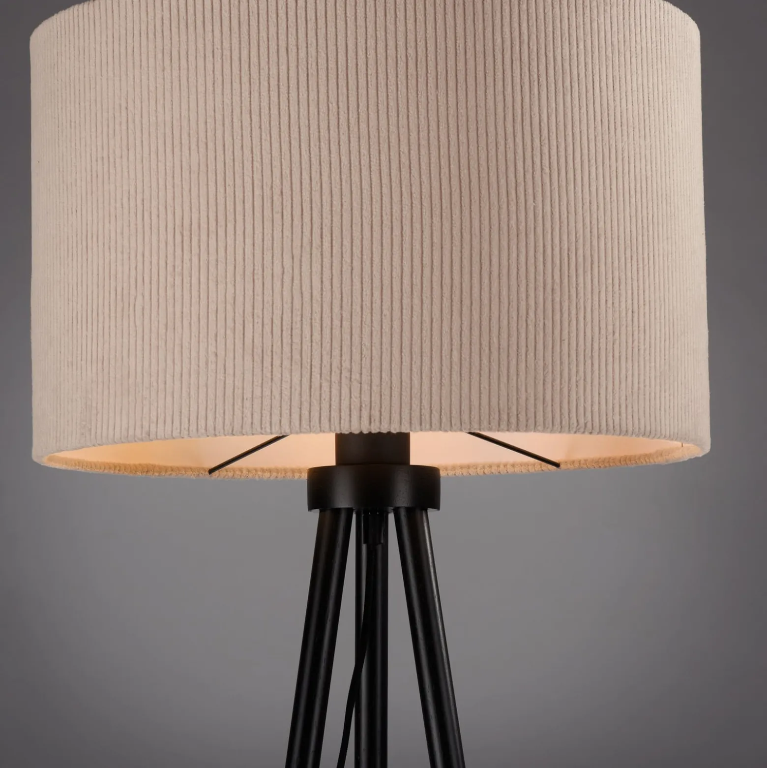 JUST LIGHT. Lattiavalaisin Green Duro, tekstiili, kolmijalka, beige