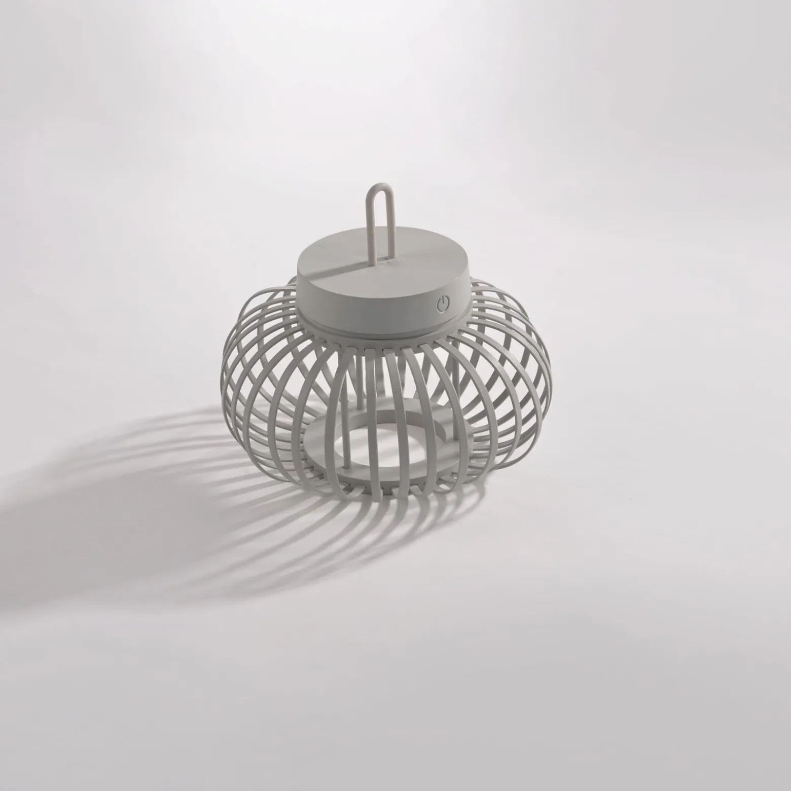 JUST LIGHT. LED ladattava pöytävalaisin Akuba harmaa-beige 22cm bambu