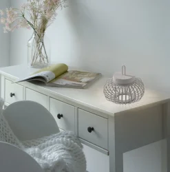 JUST LIGHT. LED ladattava pöytävalaisin Akuba harmaa-beige 22cm bambu