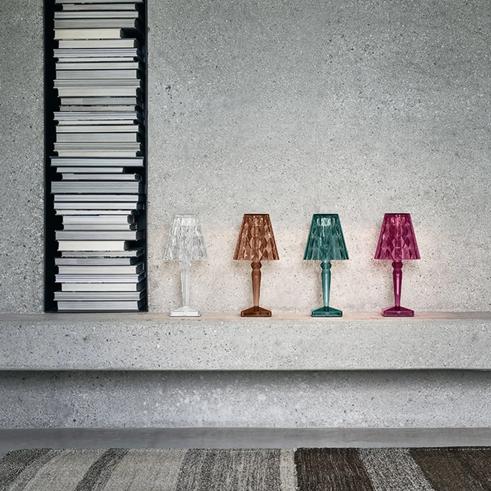 Kartell Big Battery -pöytälamppu IP54, cola