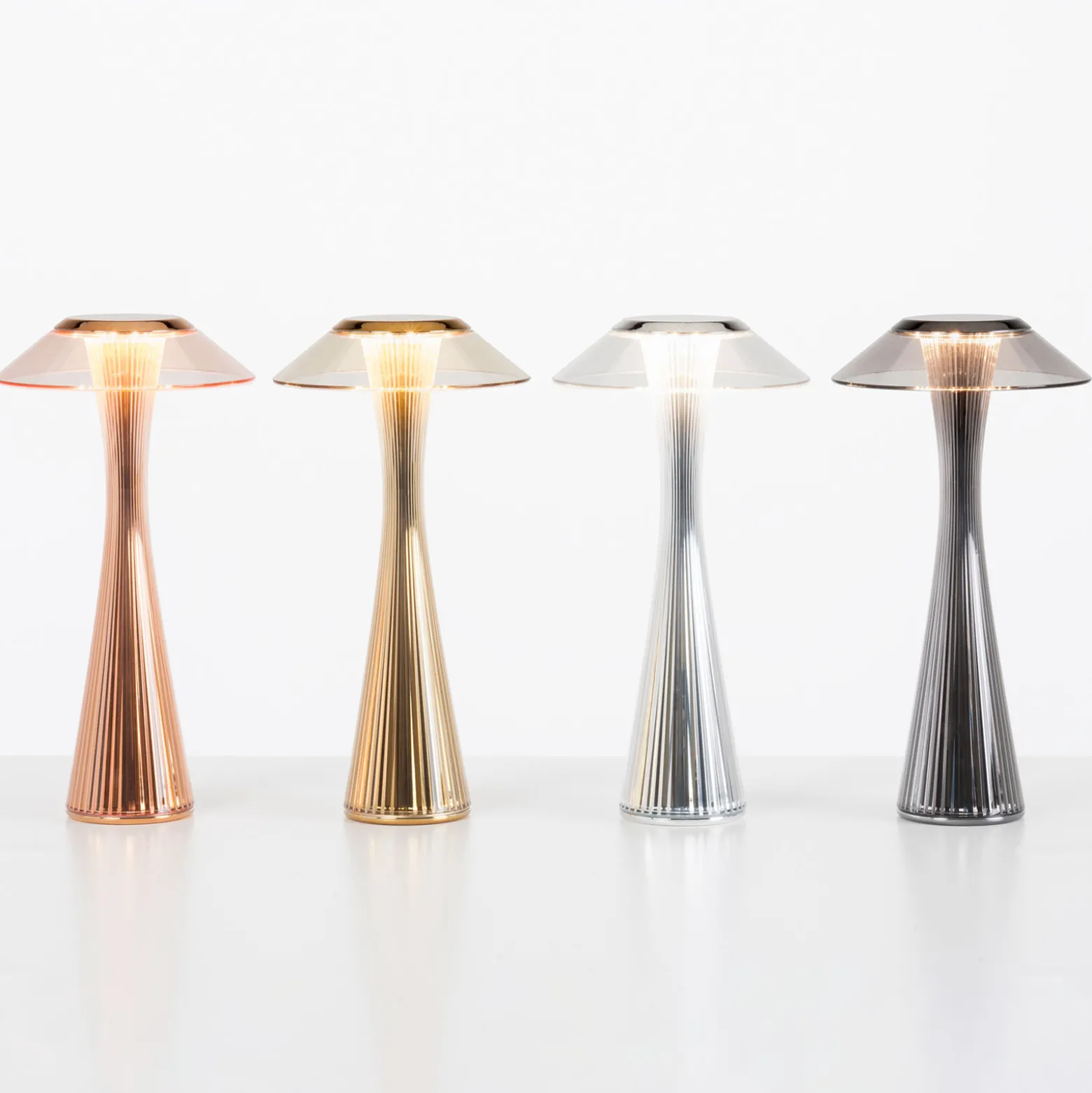 Kartell Space -design-LED-pöytälamppu, kromi