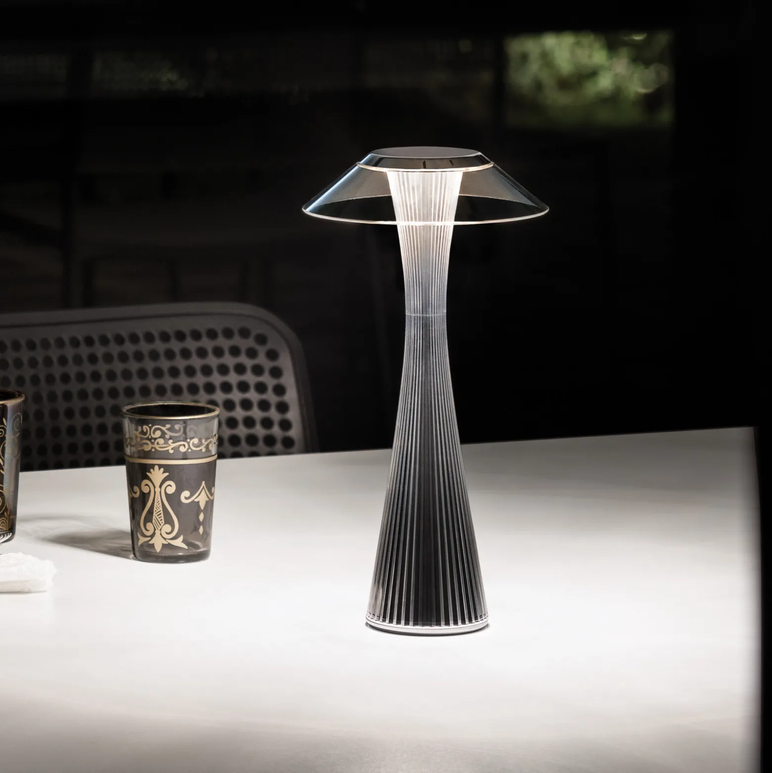Kartell Space -design-LED-pöytälamppu, titaani