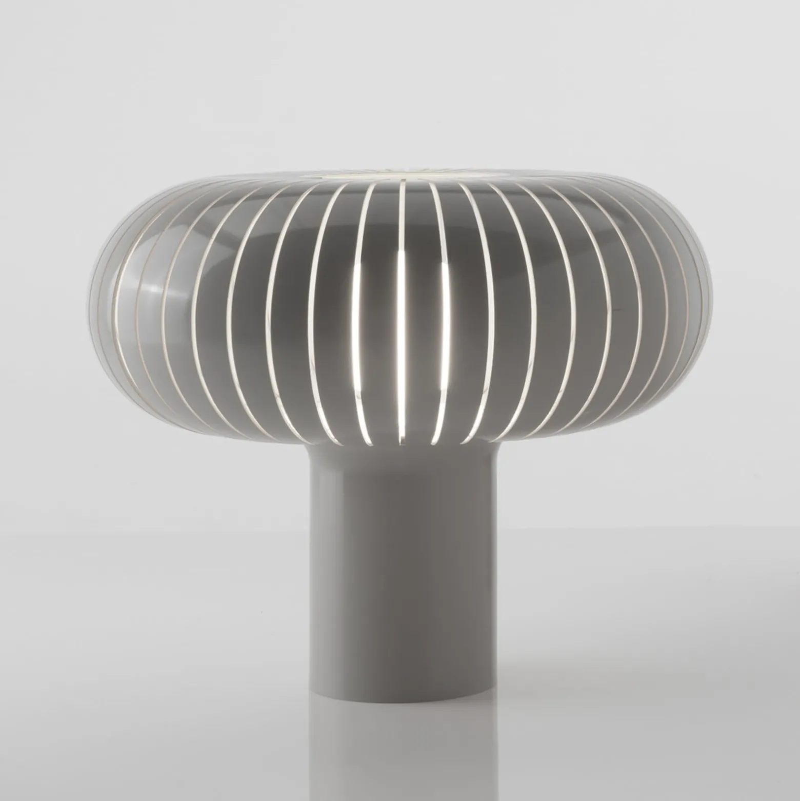Kartell Teresa pöytävalaisin, kyyhkynharmaa, Ø 50 cm, PMMA