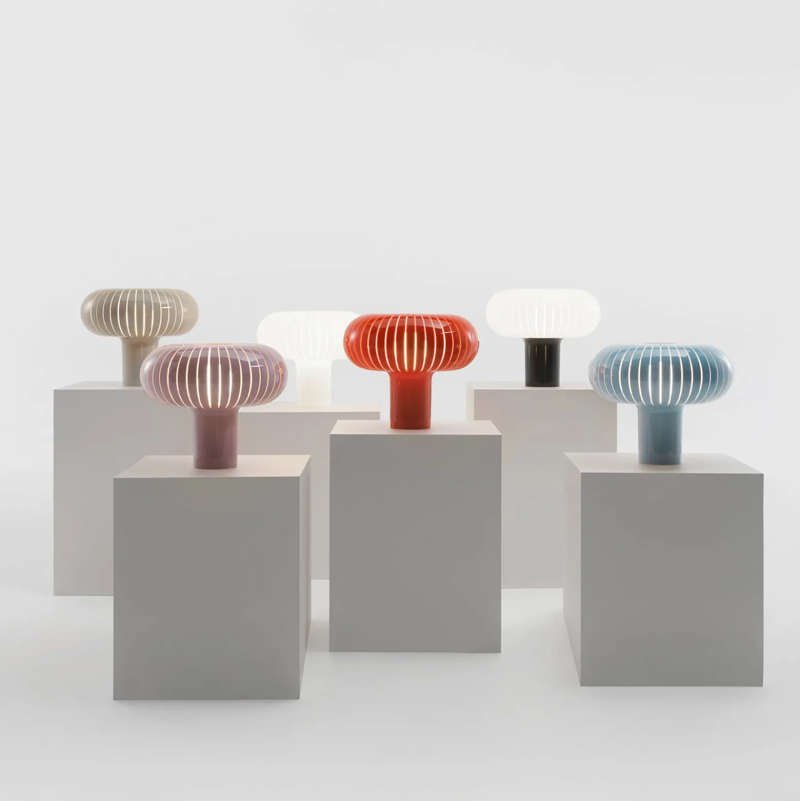 Kartell Teresa pöytävalaisin, kyyhkynharmaa, Ø 50 cm, PMMA