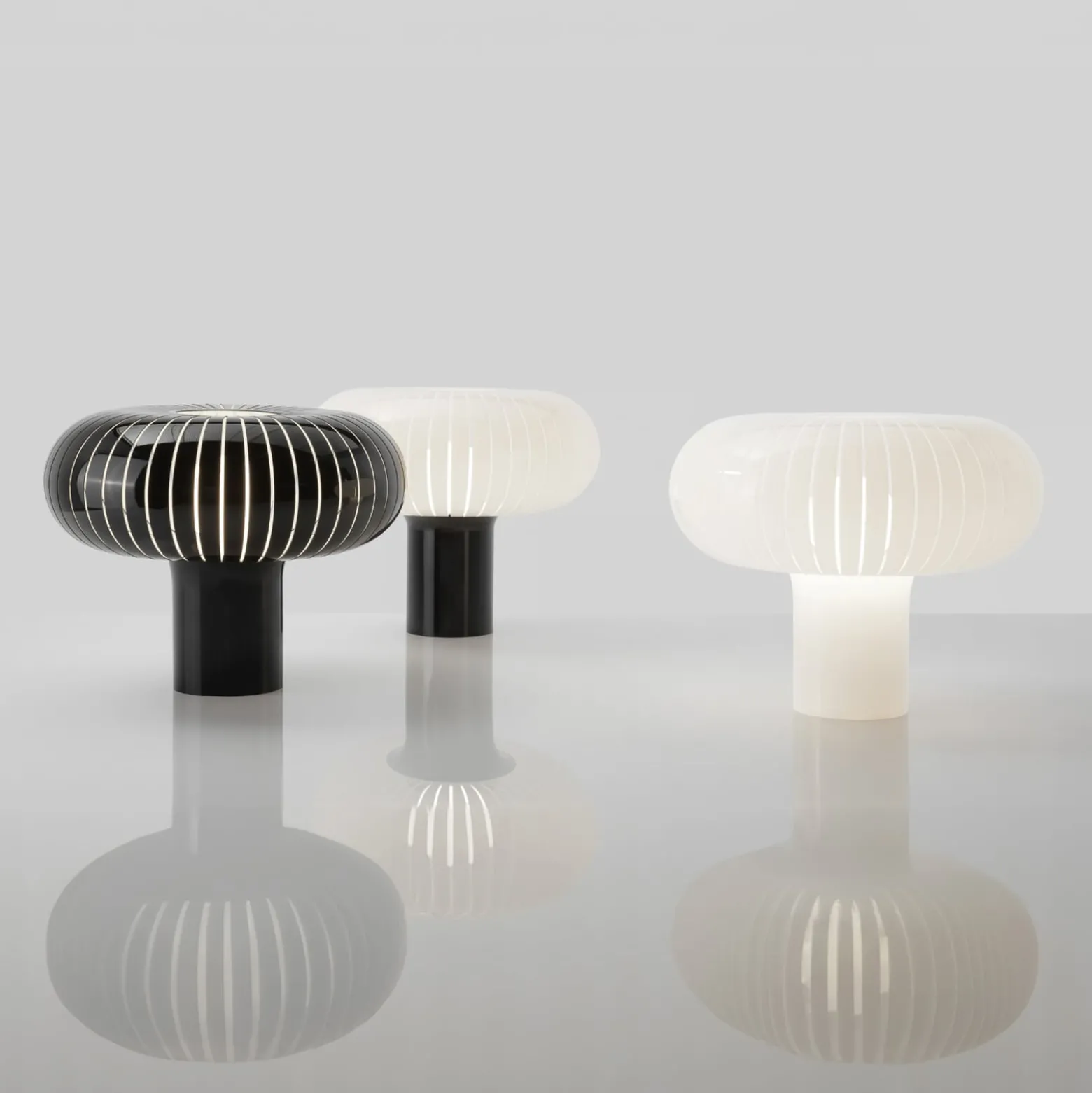 Kartell Teresa pöytävalaisin, musta/valkoinen, Ø 50 cm, PMMA