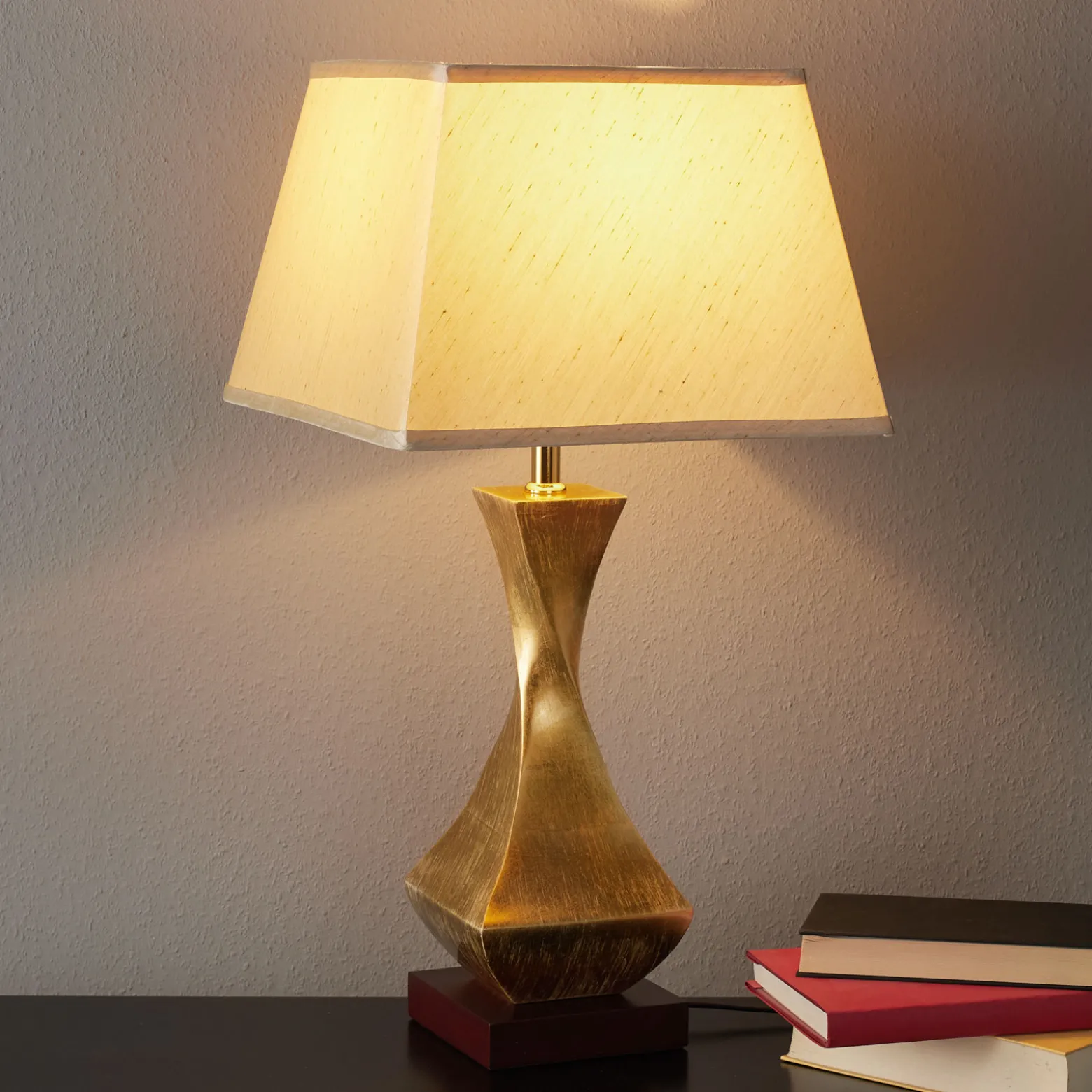 Kaunis Deco-pöytävalaisin kullanvärisellä jalalla