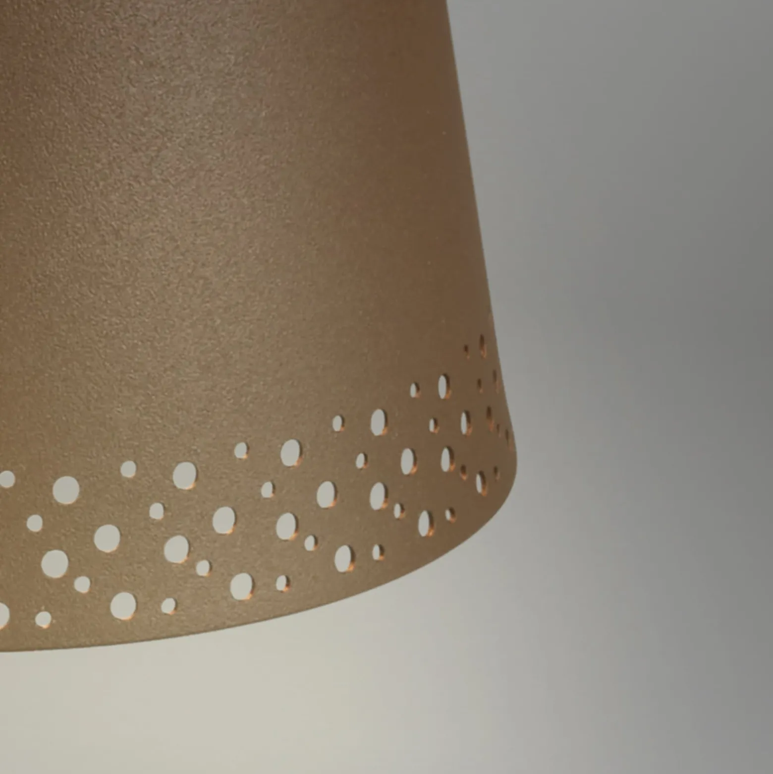 Kiki LED ladattava pöytävalaisin, ruskea/kultainen, IP44, 3 000K