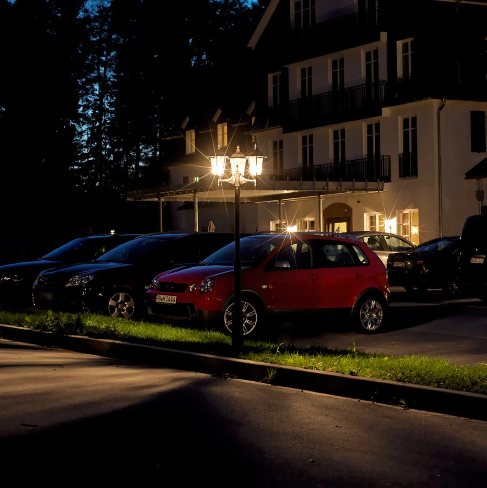 Kolmivaloinen pylväsvalaisin 2099, musta