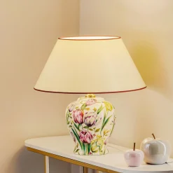 Kukkaisaiheinen pöytävalaisin Living